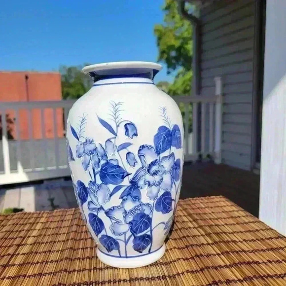 Asian Vase White & Blue Porcelain Floral, Leaf Motif Vase Mid 20th Century - Picture 17 of 17